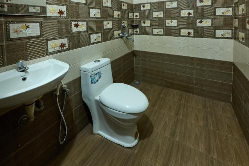 Ένα μπάνιο στο Immanuel Homestay, Kalathipady, Kottayam, Flat B