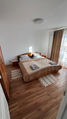 a bedroom with a large bed on a wooden floor at Apartament ilie in Satu Mare