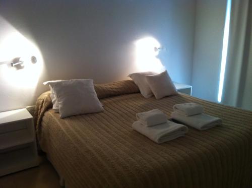 a bedroom with a bed with towels on it at Altos de Ventana in Sierra de la Ventana