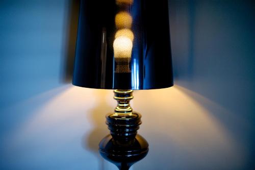 a black and gold lamp with a black lamp shade at Bunratty Meadows Bed & Breakfast in Bunratty