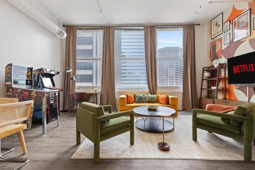 a living room with two chairs and a table at Indy City Views - Walk to Stadium - Convention Center - Arcades - Sleeps 8 - Gym in Indianapolis