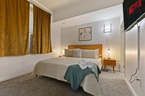 Ένα ή περισσότερα κρεβάτια σε δωμάτιο στο New City Views - Walk to Stadium - Convention Center - Arcades - Sleeps 8 - Gym