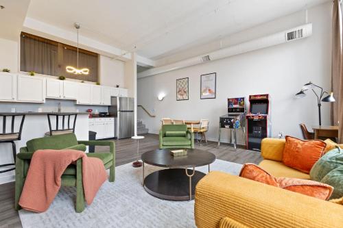 Η κουζίνα ή μικρή κουζίνα στο New City Views - Walk to Stadium - Convention Center - Arcades - Sleeps 8 - Gym