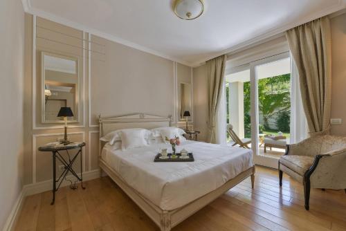 ein Schlafzimmer mit einem Bett mit einem Tisch und einem Stuhl in der Unterkunft Villa Vitae in Castiglione Falletto
