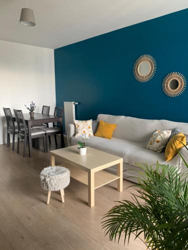 ラ・クールヌーヴにあるLogement La courneuve-Aubervilliers RerBのソファとテーブルのあるリビングルーム