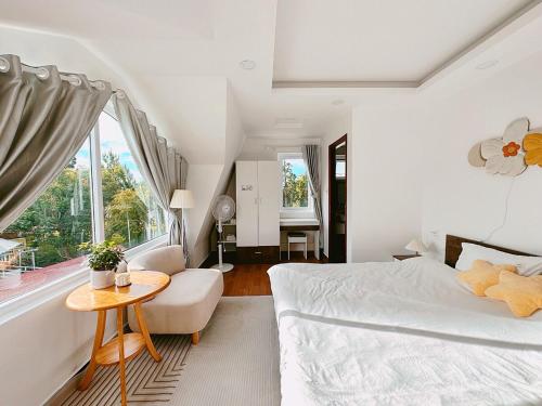 Ένα ή περισσότερα κρεβάτια σε δωμάτιο στο Divine House View Ho Xuan Huong