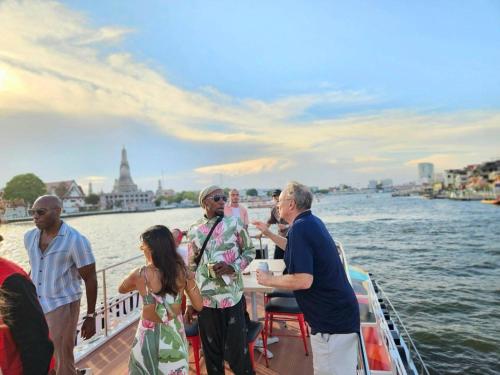 un grupo de personas en un barco en el río en Bigcountry Tour Stay Ayutthaya, en Phra Nakhon Si Ayutthaya