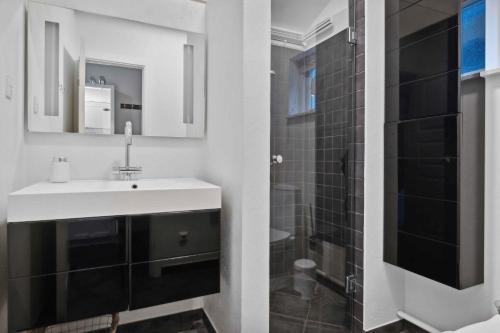 een badkamer met wastafel en douche bij Lovely Holiday Home Near Hasmark Beach in Otterup