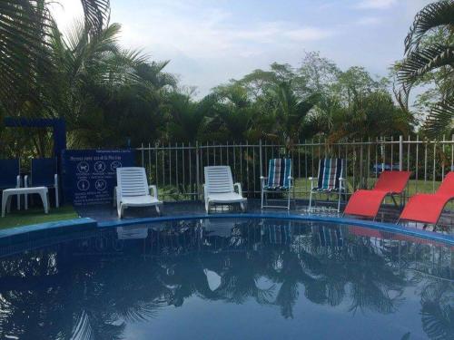 Bazén v ubytování Casafinca en Arjona # 3 nebo v jeho okolí