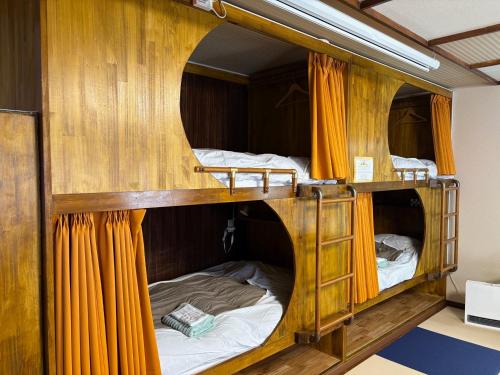 Postel nebo postele na pokoji v ubytování 新規オープン岩風呂付ゲストハウス織姫