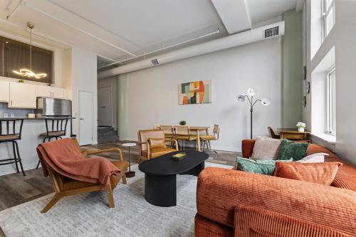 Χώρος καθιστικού στο New City Stay -Dedicated Workspace- Gym- Walk to Convention- Perfect for Family