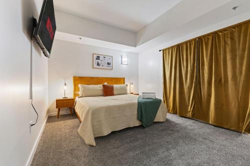 Ένα ή περισσότερα κρεβάτια σε δωμάτιο στο New City Stay -Dedicated Workspace- Gym- Walk to Convention- Perfect for Family