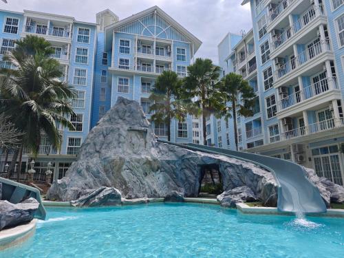 a water slide in a pool in a resort at Grand Florida芭提雅带免费游泳池温泉桑拿浴和健身房瑜伽室私家海滩公寓E206 in Na Jomtien