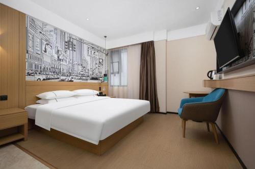 Postel nebo postele na pokoji v ubytování City Comfort Inn Wuhan Huanghe Tower Shouyi Metro Station