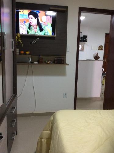 Uma TV ou centro de entretenimento em Apartamento Aconchego Do Recreio