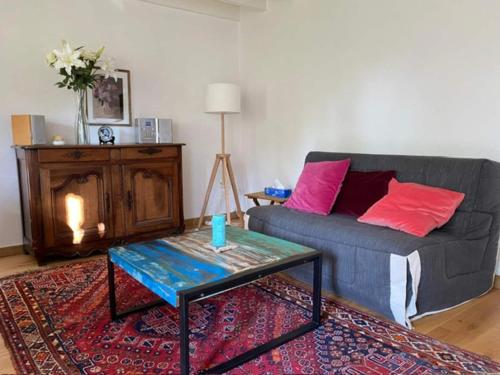een woonkamer met een bank en een salontafel bij Holiday home in Houtteville with garden in Picauville