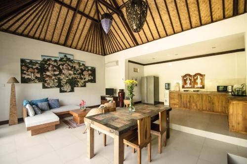 Η κουζίνα ή μικρή κουζίνα στο Villa Kami Ubud