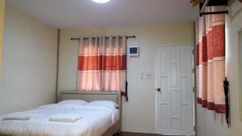 a small bedroom with a bed and a window at No.17 @ Khaoyai in Mu Si