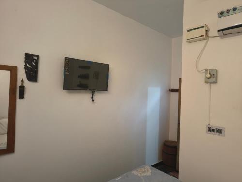 Μια τηλεόραση ή/και κέντρο ψυχαγωγίας στο Yali Auroville Homestay