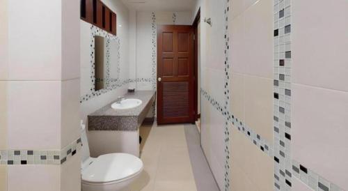 um banheiro branco com um vaso sanitário e uma pia em Lucky Mother Bungalow em Chaweng Noi Beach