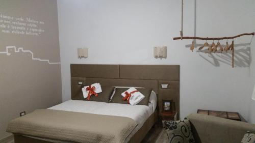 Un dormitorio con una cama con arcos rojos. en Casa Dell'Artista, en Matera