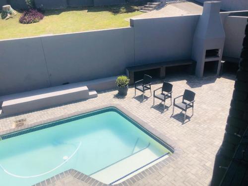 Der Swimmingpool an oder in der Nähe von 2 Seasons Guesthouse East London