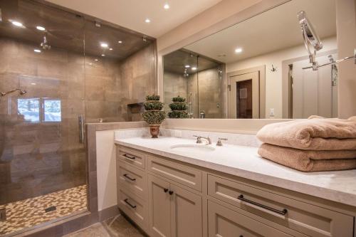 Et badeværelse på RMR: Sublette Ridge Ski Lodge in Teton Village