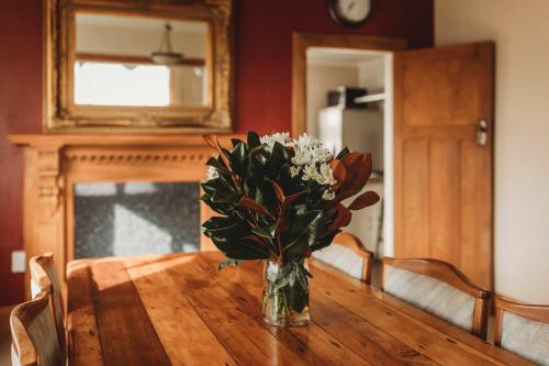 Η κουζίνα ή μικρή κουζίνα στο Central One Fifty Five - character home near CBD