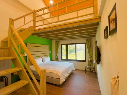 金湖鎮にある王老爺花園民宿のベッドルーム1室(二段ベッド1組、階段付)