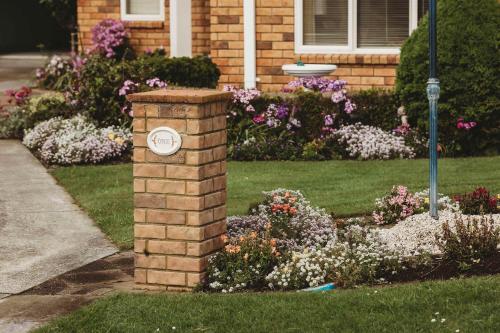 Aed väljaspool majutusasutust Stay At Saddle Row - 3BR home with outdoor patio