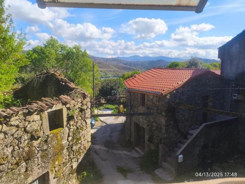 にあるCasa con parra de uva y pazの屋根のある石造りの建物の俯瞰図