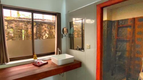 a bathroom with a sink and a window at La Fontaine de Tara in Siem Reap