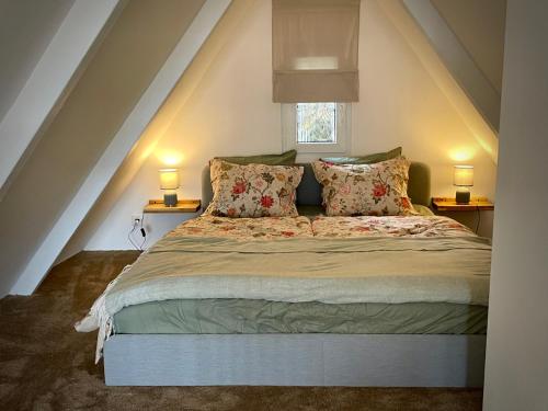 Postel nebo postele na pokoji v ubytování Black Pine Cabin