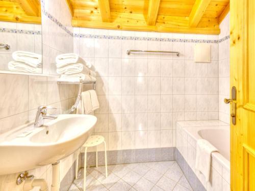 Ένα μπάνιο στο Holiday Village Wildschönau Family Chalet