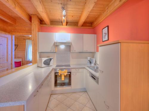 Η κουζίνα ή μικρή κουζίνα στο Scenic Stay in Feriendorf Wildschönau Chalet, cleaning included