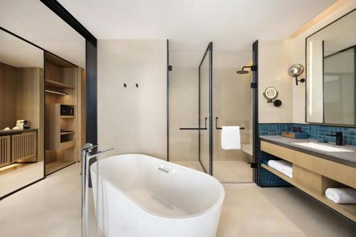 Phòng tắm tại Four Points by Sheraton Tianjin Jiefang Bridge