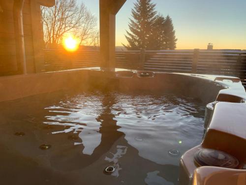 Η ανατολή ή δύση του ηλίου όπως φαίνεται από αυτό το σαλέ ή από εκεί κοντά