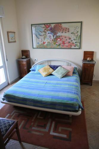 a bed with two pillows on it in a bedroom at Los Flamingos in La Maddalena