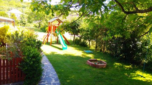 Kawasan permainan kanak-kanak di Bungalovy Natura