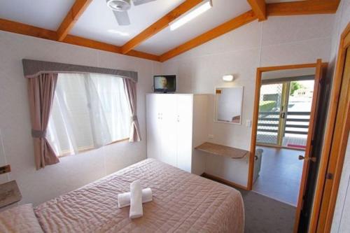 Ένα ή περισσότερα κρεβάτια σε δωμάτιο στο Apollo Bay Holiday Park