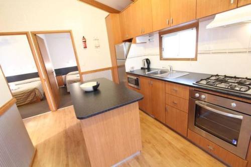 Η κουζίνα ή μικρή κουζίνα στο Apollo Bay Holiday Park
