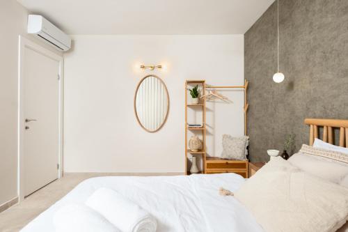a bedroom with a bed and a mirror at ארץ-נגב צימרים בירוחם in Yeroẖam