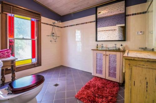 un baño con inodoro y lavabo en Chinoiserie, en Katoomba
