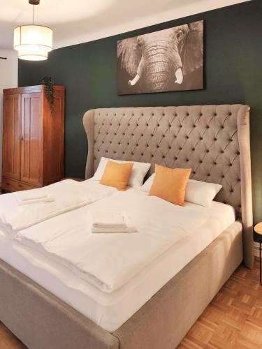 Postel nebo postele na pokoji v ubytování ELEPHANT- metro to the opera 1 min away
