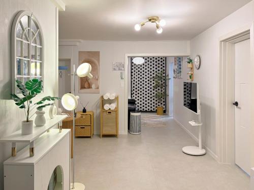 een woonkamer met een open haard en een hal bij 서울 stay moon 종로 혜화 경복궁 SKKU 명동 DDP 광장시장 인사동 낙산공원 KPDH in Seoul