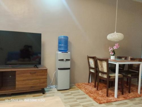ジェネラル・サントスにあるHouse of Gabrielleのテーブルと冷蔵庫のあるリビングルーム