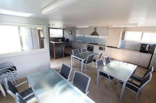 Η κουζίνα ή μικρή κουζίνα στο Apollo Bay Holiday Park