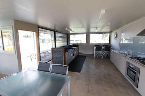 Η κουζίνα ή μικρή κουζίνα στο Apollo Bay Holiday Park