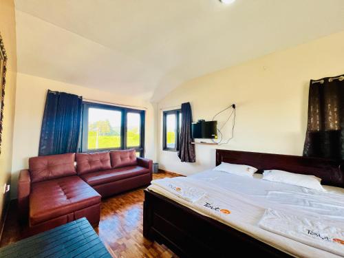une chambre avec un lit et un canapé dans l'établissement Teyt Castle - Ooty - Nilgiris, à Ooty