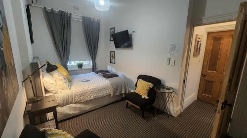 Postel nebo postele na pokoji v ubytování Magpie and Stump Hotel 'Nest Accommodation'